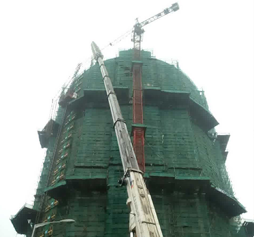 湖州吊车在工地上作业